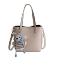 Minimalistische beige Beuteltasche aus Leder mit süßem Teddybär-Plüschanhänger - Mit Anhänger / Weiß
