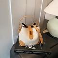 Modische Beuteltasche in Cremeweiß und Camel Leder mit goldener Metallschnallen-Deko - Gebrochenes Weiß