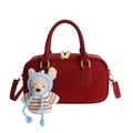 Sac Boston rouge en daim mat avec détails dorés et breloque ours en peluche - Avec Pendentif / Rouge