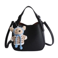 Schwarze Beuteltasche aus Leder mit Litschi-Muster, Bären-Anhänger und abnehmbarem Gurt - Mit Anhänger / Schwarz
