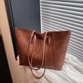 Grande borsa tote vintage marrone con doppia tracolla e dettagli in rilievo - Marrone
