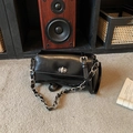 Borsa a tracolla in pelle nera lucida con chiusura a scatto ovale argento e catena - Nero (189-3779)