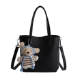 Schwarze Eimertasche aus Kunstleder mit Lychee-Muster, Teddy-Anhänger und Gurt - Mit Anhänger / Schwarz