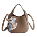 Braune Beuteltasche mit Litschi-Maserung, süßem Bärenanhänger und silbernen Metallringen - Mit Anhänger / Khaki