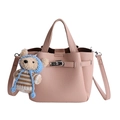 Borsa a secchiello in pelle rosa cipria con ciondolo a forma di orso e chiusura argento - Con Ciondolo / Rosa
