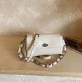 Borsa a tracolla rettangolare bianco crema minimalista con chiusura a rotazione argento - Bianco Crema (189-3779)