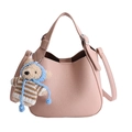 Rosa Beuteltasche aus Leder mit Narbenstruktur, süßem Bärenanhänger und Schultergurt - Mit Anhänger / Rosa