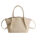 Bolso tote minimalista de cuero crema con borde ondulado y logotipo metálico - Blanco