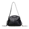 Schwarze Boho-Muschelhandtasche mit langen Fransen und dekorativem Ösenschultergurt - Schwarz