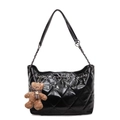 Glänzende schwarze Stepptasche mit Kettenriemen und süßem Teddybär-Anhänger Detail - Schwarz