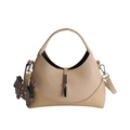 Detail der Hobo-Tasche mit Khaki-Lederstruktur, Metallschnalle und Pferdeanhänger - Aprikose
