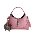 Detailansicht der rosa Hobo-Tasche mit Silberschnalle und Pferdeanhänger auf weiß - Bubble Rosa
