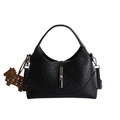 Elegante schwarze Handtasche mit Textur, Silberverschluss und kleinem Pferdeanhänger Dekor - Schwarz