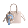 Borsa a conchiglia beige a grana litchi con ciondolo a orsetto e tracolla sottile - Con Ciondolo / Bianco