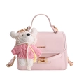Dettaglio della borsa in pelle PU rosa con fibbia dorata e ciondolo orsetto di peluche bianco - Con Ciondolo / Rosa