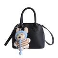 Borsa a mano nera a conchiglia con trama litchi e ciondolo a orsetto in morbido peluche - Con Ciondolo / Nero