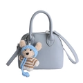 Mini borsa a conchiglia azzurra con trama litchi, ciondolo a orsetto e tracolla - Con Ciondolo / Blu