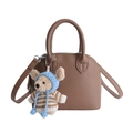 Borsa a mano marrone in pelle litchi con ciondolo a forma di orsetto e tracolla lunga - Con Ciondolo / Cachi