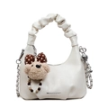 Sac demi-lune blanc avec poignée froncée, breloque ours et bandoulière chaîne - Sans Pendentif / Blanc Cassé