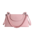 Rosa Schultertasche mit litchi-strukturierter Lederoptik und dekorativer Kette - Rosa