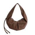 Bolso media luna de cuero marrón con correa ancha y acabado de grano de lichi - Caqui
