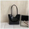 Dettaglio della borsa tote in pelle cerata nera lucida con bordo superiore ondulato - Regular Fit / Nero