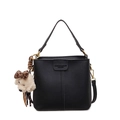 Schicke schwarze Eimer-Tasche mit Litschimuster, Plüschhund-Anhänger und Gurt - Schwarz