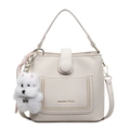 Sac seau blanc crème avec texture cuir grainé et joli charme de chien en peluche - Avec Pendentif / Blanc Cassé