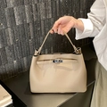 Sac seau élégant en cuir grainé kaki avec fermoir rotatif argenté et poignée haute - Avec Pendentif / Kaki