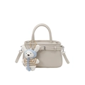 Sac à main blanc crème texture litchi avec bandoulière et pendentif ours mignon - Avec Pendentif / Blanc Cassé