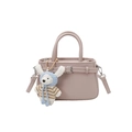 Sac bandoulière en cuir rose clair à texture litchi avec breloque ours en peluche - Avec Pendentif / Rose