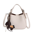 Cremeweiße Beuteltasche mit Litschi-Muster, braunem Pferdeanhänger und Silber-Hardware - Mit Anhänger / Weiß