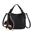 Schicke schwarze Eimer-Tasche aus Leder mit Lychee-Muster und modischem Pferdeanhänger - Mit Anhänger / Schwarz