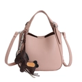 Rosafarbene Eimertasche aus genarbtem Leder mit Pferdeanhänger und Schultergurt - Mit Anhänger / Rosa