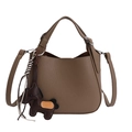 Braune Beuteltasche aus Leder mit Narbenstruktur, Tragegriff und dekorativem Pferdeanhänger - Mit Anhänger / Braun