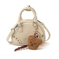 Bolso beige en forma de concha con remaches plateados y un llavero de oso marrón - Con Colgante / Blanco