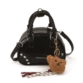 Bolso de mano negro con remaches plateados y colgante de oso para un estilo moderno - Con Colgante / Negro