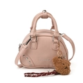 Bolso concha rosa claro con textura plisada, tachuelas plateadas y colgante de oso peluche - Con Colgante / Rosa