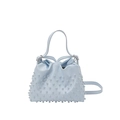 Borsa a secchiello blu ghiaccio con perle sintetiche e tracolla regolabile - Blu