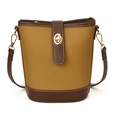 Bolso tipo cubo en mostaza y marrón oscuro con herrajes dorados y diseño elegante - Marrón Amarillento