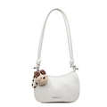 Sac sous le bras en similicuir blanc avec un charmant ours en peluche à pois marrons - Avec Pendentif / Blanc Cassé