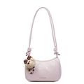 Sac sous le bras hobo en cuir PU rose avec breloque ours en peluche et boucles argent - Avec Pendentif / Rose