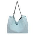 Bolso tote de mezclilla azul claro con cadena plateada y diseño relajado - Azul claro
