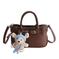 Dunkelbraune Handtasche aus Leder mit Gürtelschnalle und süßem Bärenanhänger für Damen - Braun