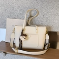 Borsa tote in pelle grana litchi bianco sporco con ciondolo a orso e tracolla - Con Ciondolo / Bianco Sporco