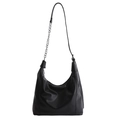 Modische schwarze Hobo-Tasche aus Kunstleder mit silbernem Kettenschultergurt - Schwarz