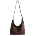 Dunkelbraune Retro-Hobo-Tasche mit stylischem silbernem Metallketten-Riemendetail - Braun
