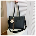 Borsa tote in pelle nera con tracolla fantasia e un ciondolo decorativo leopardato - Con Ciondolo / Nero