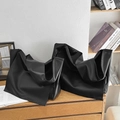 Minimalistische schwarze Beuteltasche aus mattem Kunstleder für den täglichen Weg - Groß / Schwarz