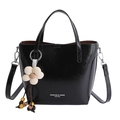 Sac sous le bras noir verni avec breloque fleur blanche et pompon en bois - Avec Pendentif / Noir